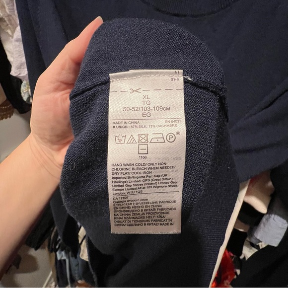 Banana Republic Women’s SILK CASHMERE CREW-NECK SWEATER - Picture 3 of 8